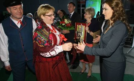 Wioletta Krzyżanowska, przewodniczą Koła Gospodyń Wiejskich Chełmowianki statuetkę i nagrody odbierała z rąk posłanki Marzeny Okły – Drewnowicz.