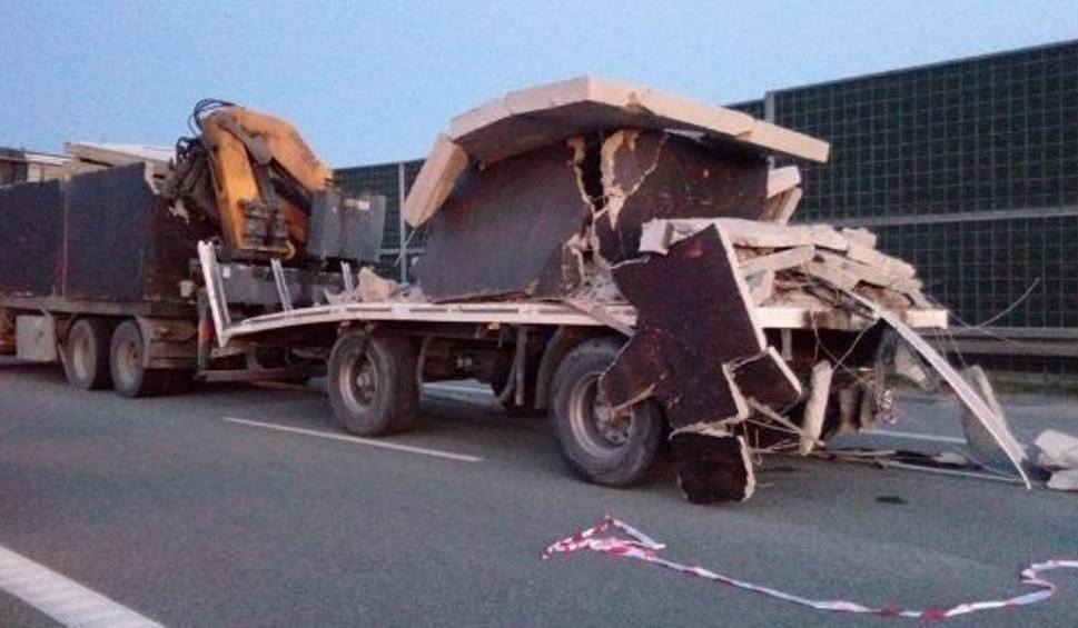 Film do artykułu: Dramatyczny wypadek na S7, obwodnicy Kielc w Górkach Szczukowskich. Zderzyły się dwie ciężarówki, jedna osoba nie żyje, jedna ranna