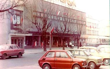 Z okresem PRL-u kojarzą się także domy handlowe, takie jak "Skarbek" w Olkuszu i oczywiście hit motoryzacyjny minionej epoki, czyli