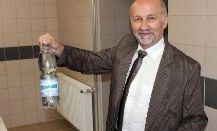 Prezes MZK Zbigniew Kuziora prezentuje czystą wodę „ozimiankę” (od nazwiska burmistrza Ozimka), płynąca z kranów.