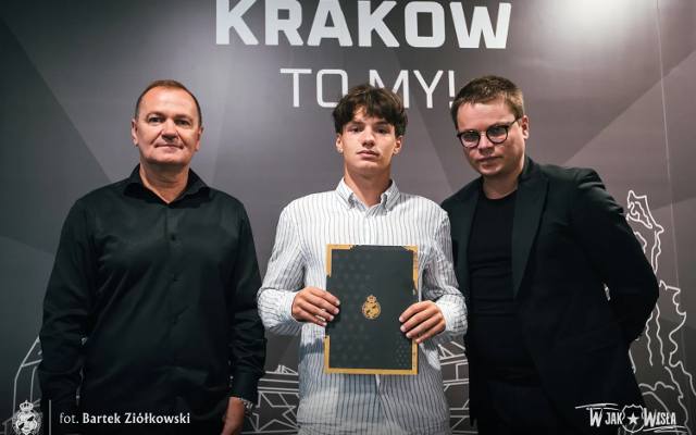 Jeden piłkarz przedłużył kontrakt z Wisłą Kraków, drugi do niej wrócił