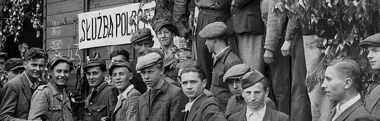 Od 1948 do 1955 roku praca w brygadach Powszechnej Organizacji „Służba Polsce” była obowiązkiem   każdego młodego człowieka w wieku 16-21 lat. Większość