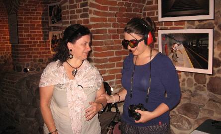 Małgorzata Książek ( z lewej) daje narzędzia by zobaczyć, jak się czują osoby głuchoniewidome.