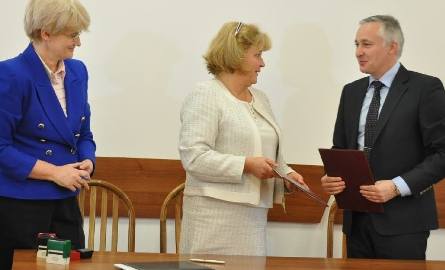 W piątek burmistrz Michał Cichocki podpisał umowę z przedstawicielkami firmy z Krakowa, która będzie budowała ulicę Zieloną,  Małgorzatą Nowakowska i