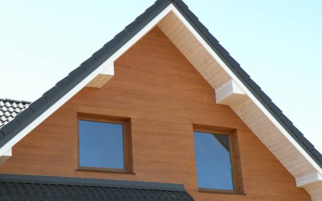 Tynki imitujące drewno zaakcentują detale architektoniczne i podkreślą oryginalny wygląd domu.