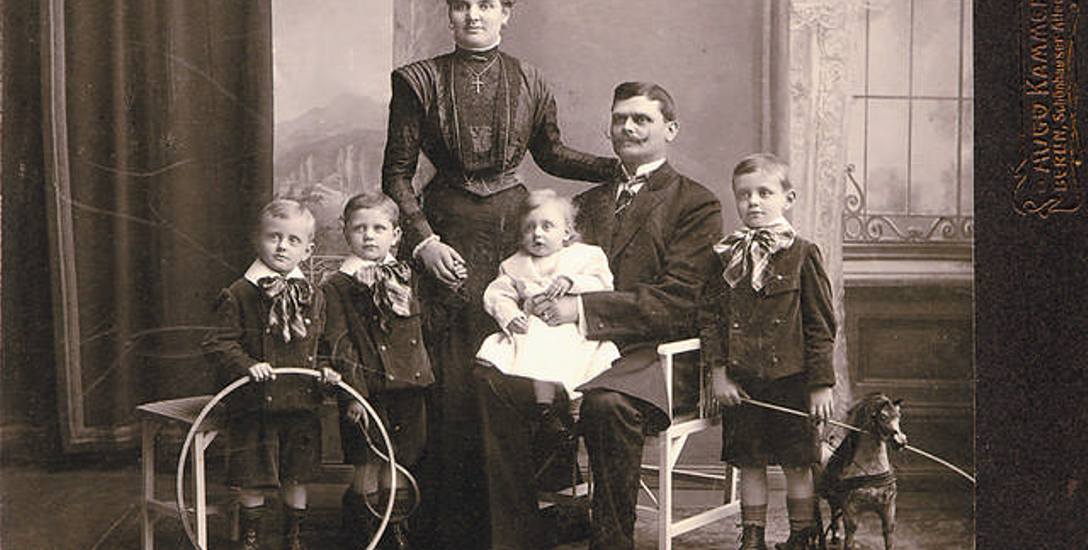 1908 r. Berta (z domu Kulecka) z mężem Stefanem Janem (późniejszym urzędnikiem magistrackim w Bydgoszczy) i dziećmi: Brunonem, Pawłem, Stefanem Józefem