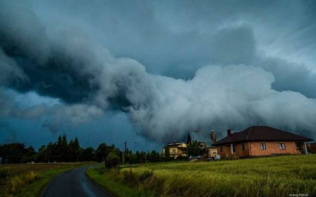 Niż Oriana nad Polską w sobotę. Ostrzeżenie IMGW: będą burze, wypiętrzone chmury zagrożeniem dla samolotów