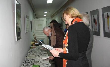 Fanziny oglądała z uwagą szefowa Miejskiej Biblioteki Publicznej, Anna Skubisz - Szymanowska
