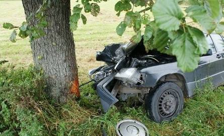 Mercedes uderzył w drzewo. Kobieta nie żyje [FOTO]