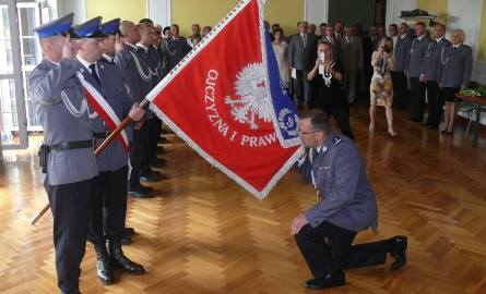 Krzysztof Kozieł, nowy szef jędrzejowskiej policji, składa ślubowanie przy sztandarze.