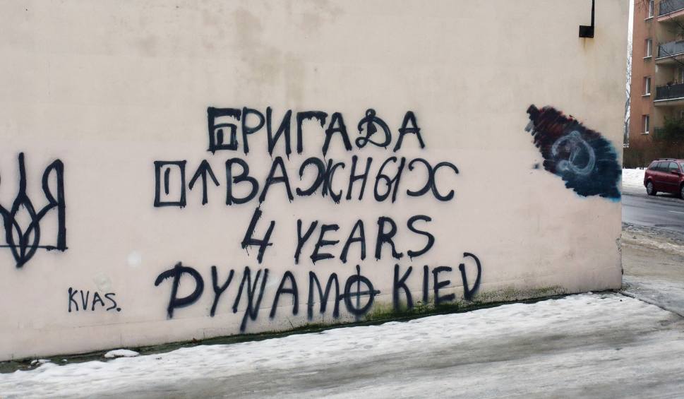 W piątek na budynku przy ulicy Nad Śluzami w Słupsku pojawił się napis „Brygada Odważnych, 4 lata, Dynamo Kijów”. Napis jest wykonany z elementami symboliki