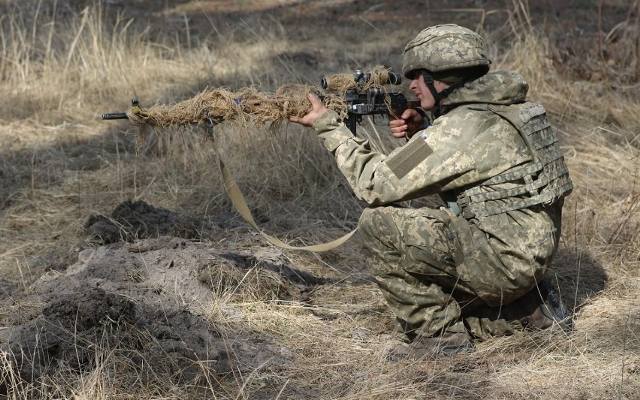 Niewiarygodne z jakiej odległości ukraiński snajper trafił rosyjskiego żołnierza – WIDEO