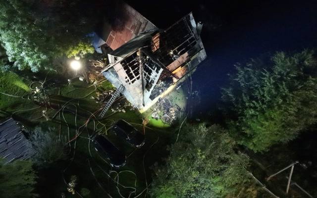 Nocny pożar domu w Nowe Bystre. Jedna osoba ranna