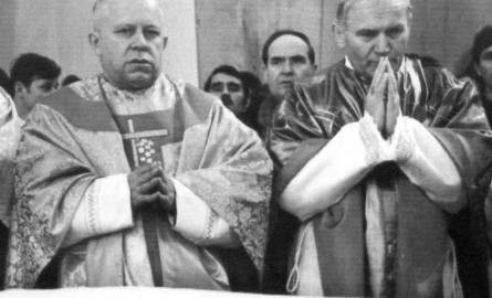 Biskup Ignacy Tokarczuk przy arcybiskupie Karolu Wojtyle na poświęceniu kościoła Matki Bożej Królowej Polski w Stalowej Woli w 1973 roku.