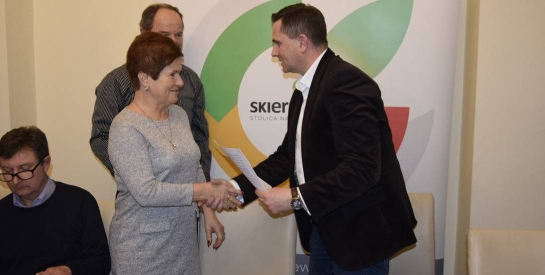 Prezydent Skierniewic Krzysztof Jażdżyk podpisał umowy z siedmioma skierniewickimi rodzinami, uczestnikami drugiej edycji Programu Ograniczania Niskiej