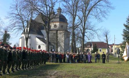 Uczniowie Liceum Ogólnokształcącego imienia księdza kardynała Stefana Wyszyńskiego w Staszowie wzięli udział w apelu pamięci w 151 rocznicę powstania