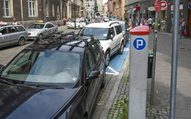 Władze Poznania wydały prawie 120 tys. zł na analizy dotyczące parkowania, by je... powtórzyć