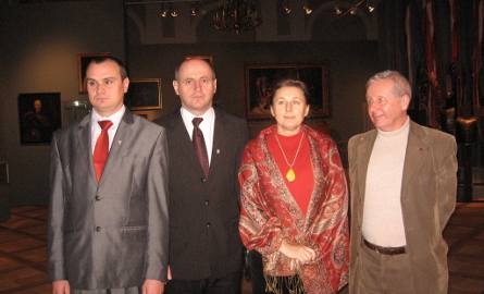 Od lewej - Tomasz Zdral, przewodniczący Rady Gminy w Borkowicach, Robert Fidos, wójt gminy Borkowice, Malgorzata Szot - Wróblewska,nauczycielka i Adam
