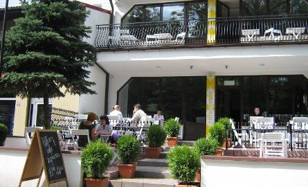 Tiffany Cafe dysponuje przestronnym ogrodem i tarasem na piętrze z widokiem na kielecki park.
