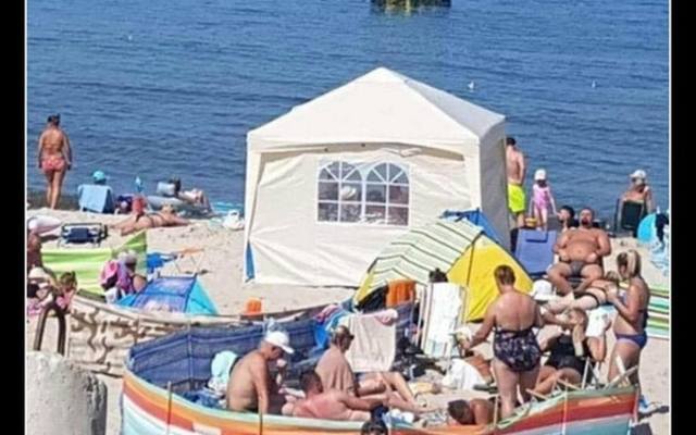 Fala upałów dociera do Polski, a nad morzem parawany wiją się jak nadmorski pyton. Tak "Janusze" opanowują kurorty. Ubaw po pachy!