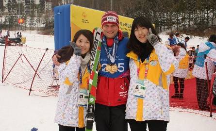 Paweł Gredka z trzema złotymi medalami i dwiema pięknymi Koreankami.