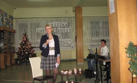 Anna Łapieniecka, dyrektor "Konopnickiej”, zachęciła młodzież do zadawania pytań gościowi