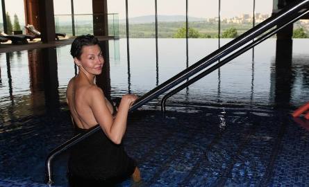 Gwiazda telewizji odsłania ciało w kieleckim basenie! (zdjęcia)