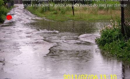 Podtopienia na Żakowicach: przybywa wody na ulicy Biegunowej (zdjęcia)