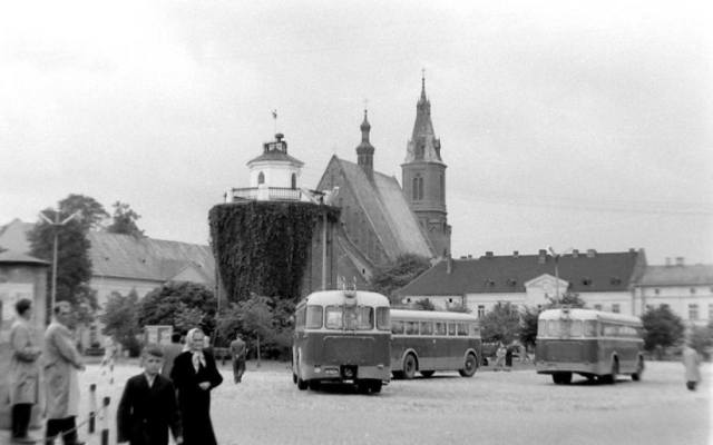 Na ulicach Olkusza w latach PRL. Czym wtedy jeździli olkuszanie? Zobacz zdjęcia archiwalne