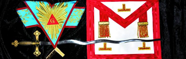 Regalia Czcigodnego Mistrza - miecz płomienisty oraz fartuch używane w gdańskiej Loży Gwiazda Morza
