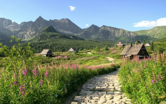 Na majówkę 2024 zajętych jest 60 proc. miejsc noclegowych pod Tatrami. „Niektóre hotele są już całkowicie zajęte