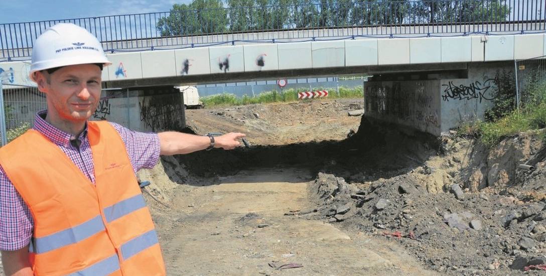 Rafał Pietrończyk przed wiaduktem na ul. Warsztatowej. Przejazd pod torami będzie pogłębiony