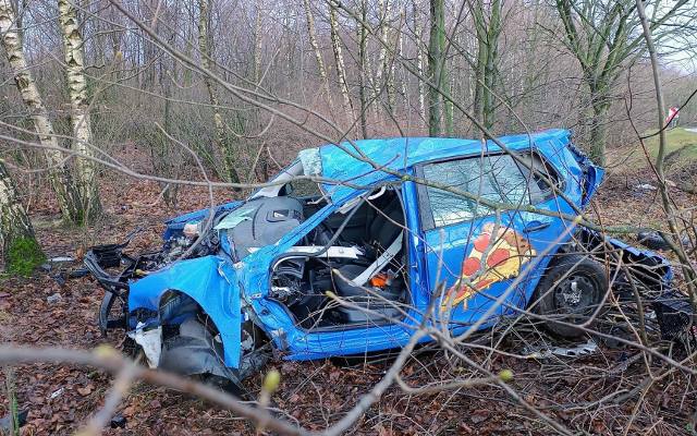 Wypadek na drodze z Konina do Kleczewa. 25-letni kierowca wpadł w poślizg i uderzył w drzewo