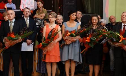 Maturzyści pamiętali o swoich wychowawcach. Kwiaty otrzymali, od lewej: Paweł Zieliński, Teresa Iskra, Anna Kozestańska-Grabowska i Katarzyna Posack