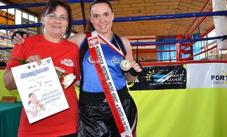 Lidia Fidura (Carbo Gliwice), mistrzyni Polski w wadze 75 kg. Wraz z nią cieszy się mama