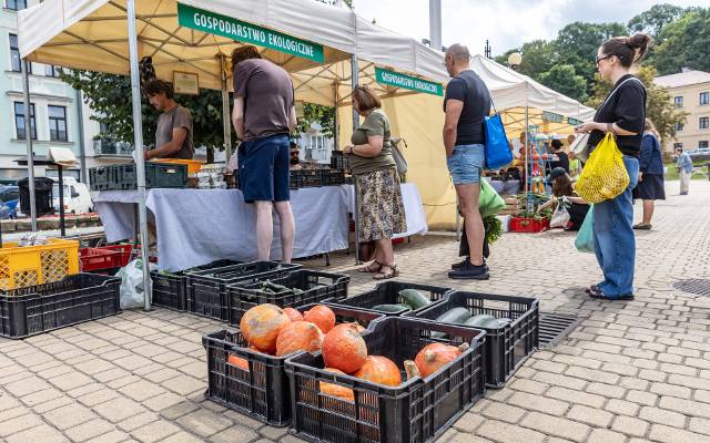 Kraków. Targ Pietruszkowy w Podgórzu przyciąga fanów zdrowej i lokalnej żywności