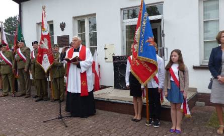 Suchedniowscy uczniowie i kombatanci upamiętnili rocznicę wybuchu II Wojny Światowej.