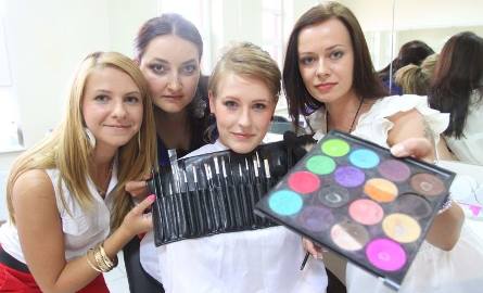 - W tym sezonie stawiamy na kolor zwłaszcza w makijażu – pokazują paletę barw słuchaczki Szkoły Policealnej TEB Edukacja w Radomiu, kierunek Wizaż i