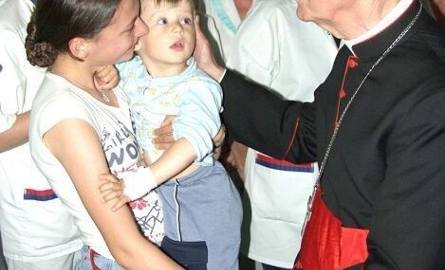 Kardynał Nagy pobłogosławił najmłodszych pacjentów kolbuszowskiego szpitala.