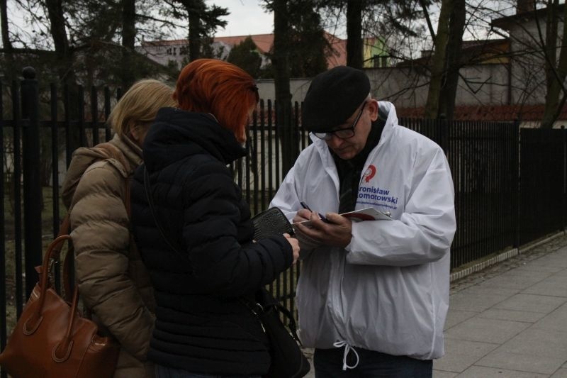 Grzegorz Haraśny 12 marca w godzinach pracy ZEC zbierał podpisy poparcia dla Bronisława Komorowskiego