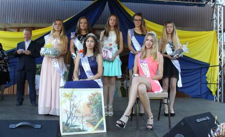 W wyborach Miss Ziemi Łopuszańskiej udział wzięło siedem kandydatek. Wygrała Magdalena Barańska (rząd pierwszy, pierwsza z prawej). Obok niej Karolina