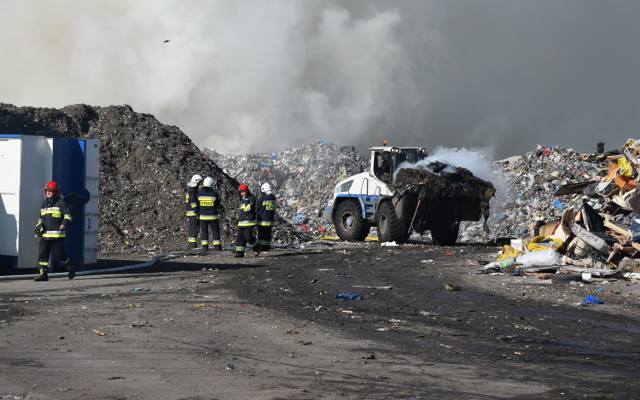 Pożar na wysypisku śmieci w Piotrowie Pierwszym. 18 zastępów strażaków walczyło z ogniem [ZDJĘCIA]