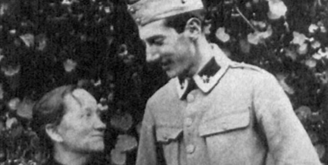 Na zdjęciu Józef Beck, jako legionista, z matką Bronisławą. Fotografia wykonana w Limanowej podczas I wojny światowej