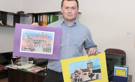 W Dworku na Długiej przygotowano wystawy o Chorwacji. Prace prezentuje kierownik placówki Andrzej Zaręba.