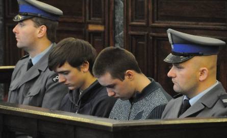 Sąd podwyższył wyrok dla nastolatków! Dusili i pobili pałką taksówkarza.  (zdjęcia)