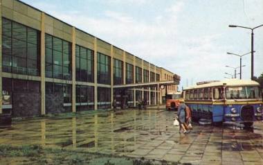 Dworzec PKP w Oświęcimiu na zdjęciu z przełomu lat 60 i 70. ub. wieku