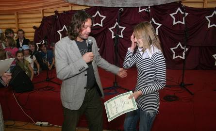 Najpiękniej, zdaniem jury, piosenkę „Piaska” zaśpiewała Martyna Harabin, uczennica pierwszej klasy Gimnazjum w Kostomłotach. Na zdjęciu z Andrzejem