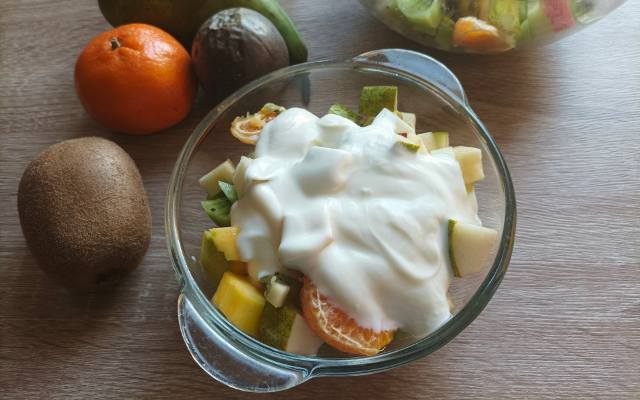 Lekka sałatka owocowa z jogurtem na zdrowy deser. Wypróbuj przepis na dietetyczną przekąskę. Nie uwierzysz jak szybko się ją robi