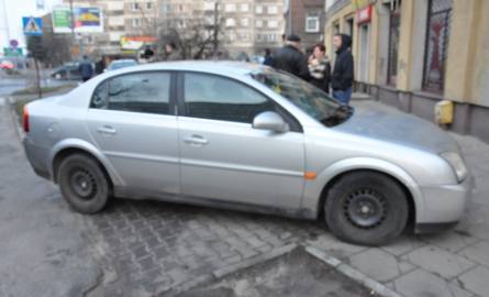 Kierowca opla u zbiegu ulic Struga i Miłej potrącił kobietę. Chcąc w ostatniej chwili jeszcze uniknąć potrącenia, zjechał na przeciwny pas ruchu i uderzył