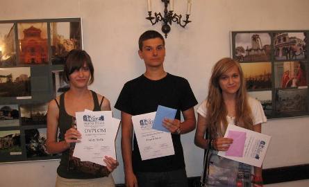 Laureaci konkursu na prezentacje multimedialną; Od lewej: Julita Bielik, Filip Kołacz i Dominika Wąsik